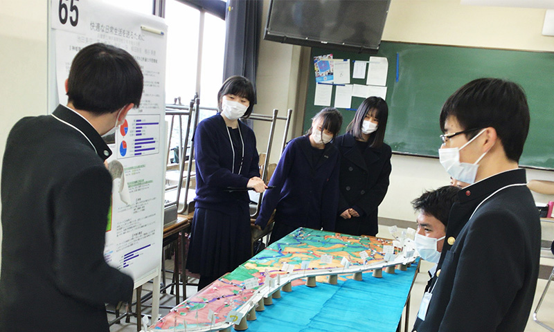 最近では大学入試も考えさせる問題が多くなってきており、探究活動は大学入試に直結していると感じています。