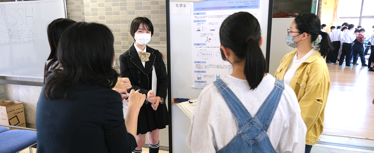 サイエンス研究会校内発表会でポスター発表するチーム