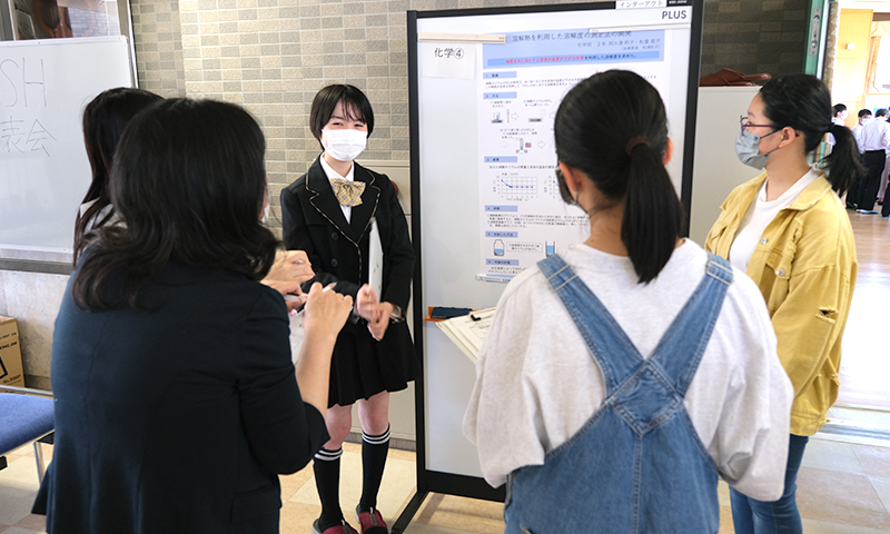 サイエンス研究会校内発表会でポスター発表するチーム