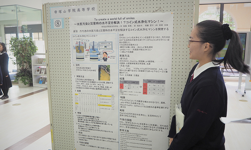 関西学院大学のサイエンスフォーラムで「コイン式水浄化マシン」を説明する学生