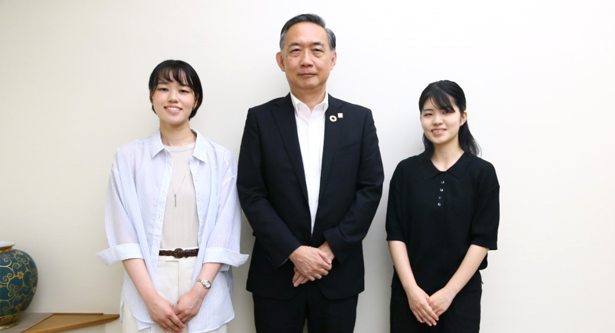 左から甘利記者、木山竜一上席執行役員、小林記者