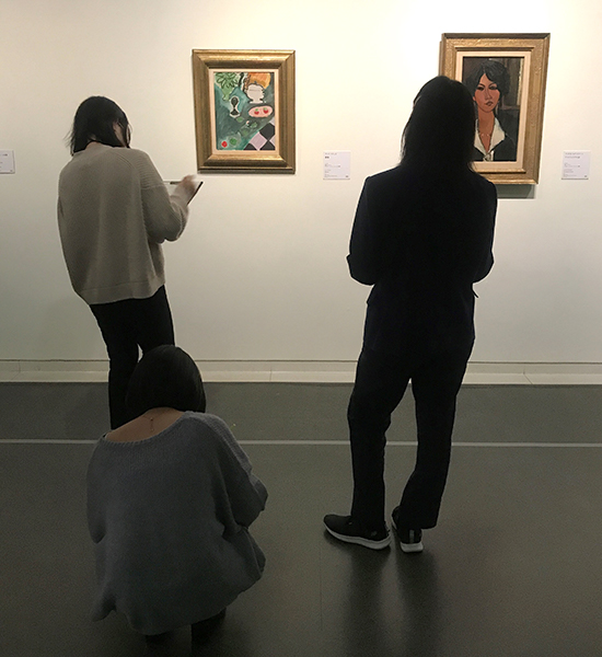 作品に近づいたり、しゃがんでみたり、思い思いの見方で鑑賞する