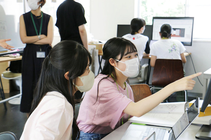 芝浦工業大学では女子高校生が参加できる研究プログラムもある（2022年8月）=同大学提供