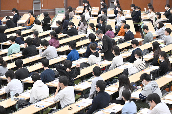 大学入学共通テストに臨む受験生（1月、東京都文京区の東京大学）